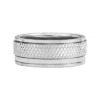 Anillo con banda de acero inoxidable con textura moleteada a máquina