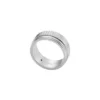 Anillo con banda de acero inoxidable con textura moleteada a máquina