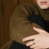 Anillo con banda moleteada de acero inoxidable en dos tonos con textura moleteada a máquina