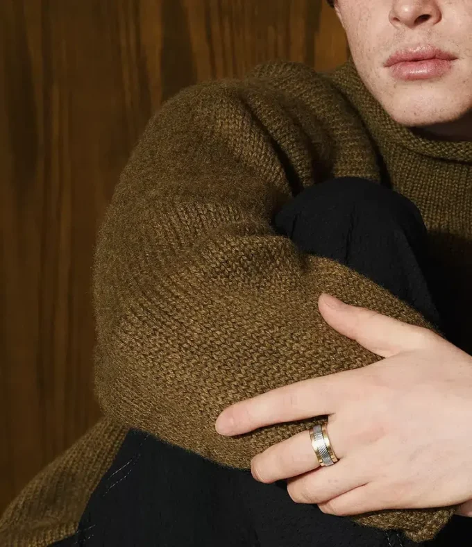 Anillo con banda moleteada de acero inoxidable en dos tonos con textura moleteada a máquina