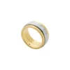 Anillo con banda moleteada de acero inoxidable en dos tonos con textura moleteada a máquina