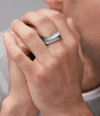 Anillo de acero inoxidable con textura lineal Harlow