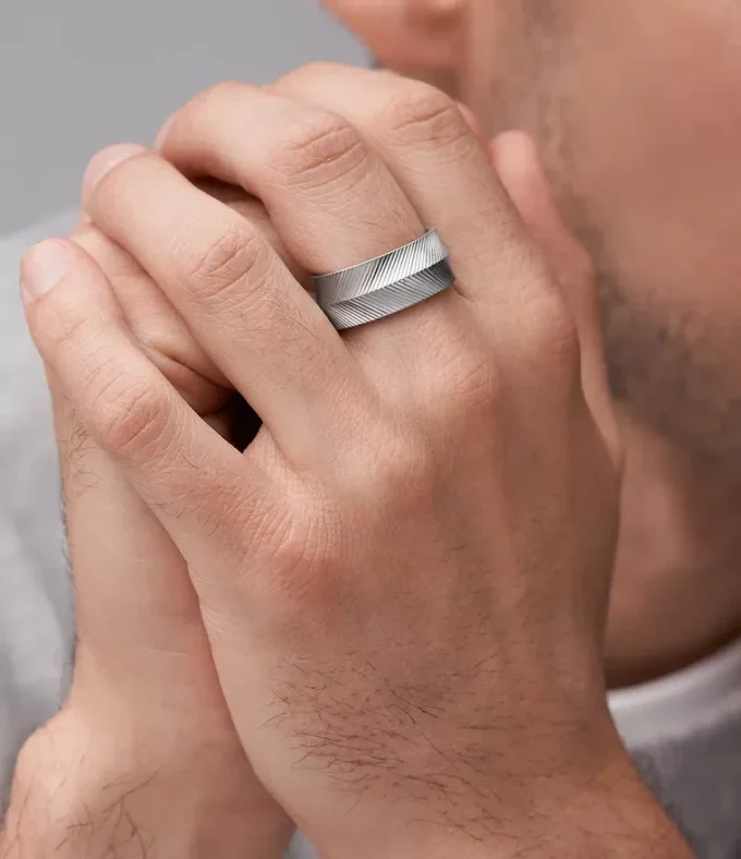 Anillo de acero inoxidable con textura lineal Harlow