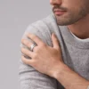Anillo de acero inoxidable con textura lineal Harlow