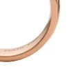 Anillo de acero inoxidable tono oro rosa con textura lineal Harlow