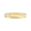 Anillo Harlow con textura lineal y banda de acero inoxidable dorado Anillo Harlow con textura lineal y banda de acero inoxidable dorado