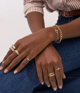 Anillo Harlow con textura lineal y banda de acero inoxidable dorado