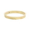Anillo Harlow con textura lineal y banda de acero inoxidable dorado Anillo Harlow con textura lineal y banda de acero inoxidable dorado