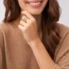 Anillo Prestack de acero inoxidable de dos tonos con textura lineal Harlow
