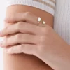 Anillo Sutton Radiant Wings con mariposa de nácar blanco Anillo Sutton Radiant Wings con mariposa de nácar blanco