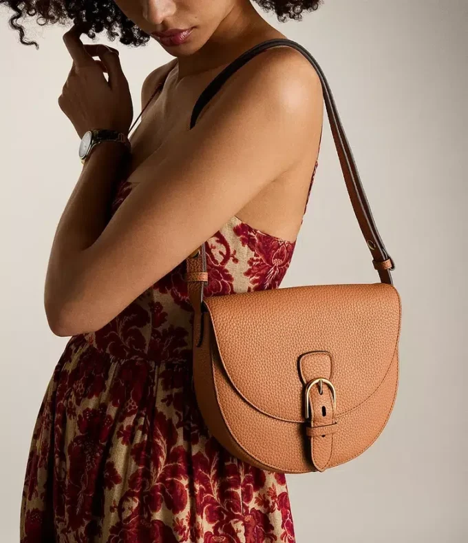 Bolso bandolera grande con solapa de cuero Everleigh Bolso bandolera grande con solapa de cuero Everleigh