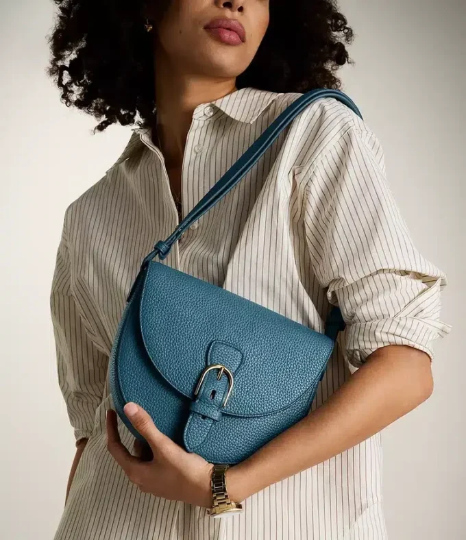 Bolso bandolera grande con solapa de cuero Everleigh Bolso bandolera grande con solapa de cuero Everleigh
