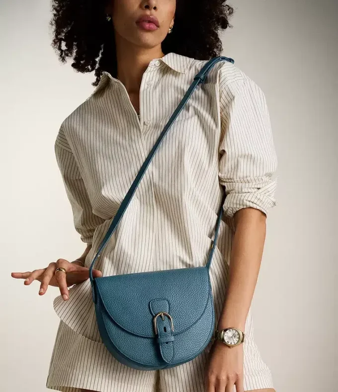 Bolso bandolera grande con solapa de cuero Everleigh Bolso bandolera grande con solapa de cuero Everleigh