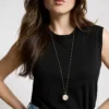 Collar con colgante clásico de nácar y acero inoxidable dorado Merrit
