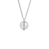 Collar con colgante de acero inoxidable plateado y nácar atemporal de Merrit Collar con colgante de acero inoxidable plateado y nácar atemporal de Merrit