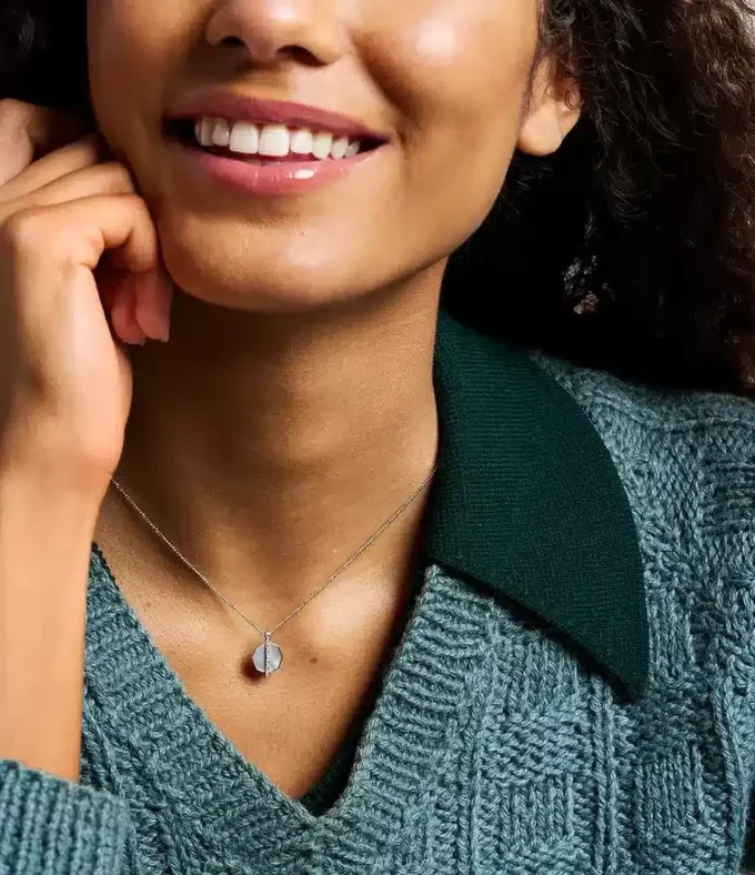 Collar con colgante de acero inoxidable plateado y nácar atemporal de Merrit Collar con colgante de acero inoxidable plateado y nácar atemporal de Merrit