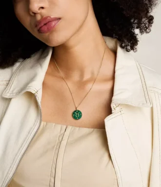 Collar con colgante de malaquita verde y acero inoxidable dorado del signo zodiacal Tauro Sutton Collar con colgante de malaquita verde y acero inoxidable dorado del signo zodiacal Tauro Sutton