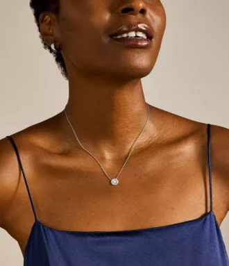 Collar con colgante de plata de ley y nácar