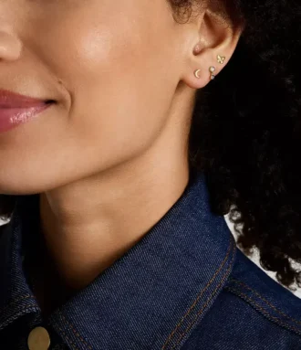 Conjunto de pendientes de mariposa de latón dorado All Stacked Up de Sutton