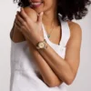 Conjunto de reloj y pulsera Karli de tres agujas en tono dorado