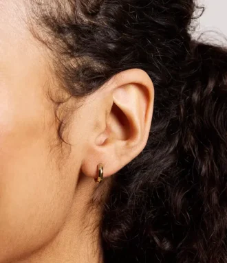Pendientes de aro Harlow con textura lineal en acero inoxidable dorado