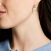 Pendientes largos clásicos de nácar en tono dorado y acero inoxidable de Merrit Pendientes largos clásicos de nácar en tono dorado y acero inoxidable de Merrit