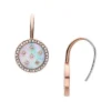 Pendientes largos clásicos Merrit de acero inoxidable dorado con nácar rosa Pendientes largos clásicos Merrit de acero inoxidable dorado con nácar rosa