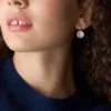 Pendientes largos clásicos Merrit de acero inoxidable dorado con nácar rosa Pendientes largos clásicos Merrit de acero inoxidable dorado con nácar rosa