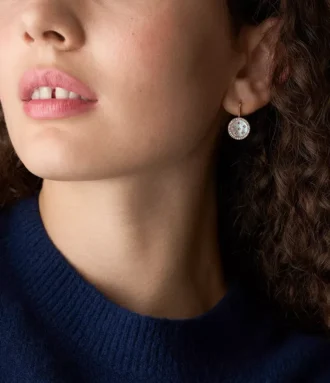 Pendientes largos clásicos Merrit de acero inoxidable dorado con nácar rosa