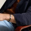 Pulsera con textura moleteada a máquina de cuero y acero inoxidable