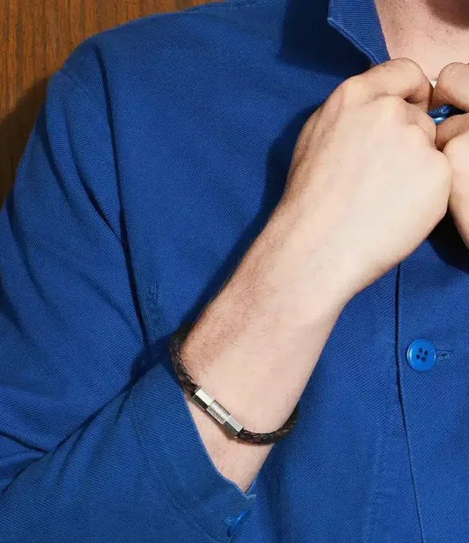 Pulsera con textura moleteada a máquina de cuero y acero inoxidable