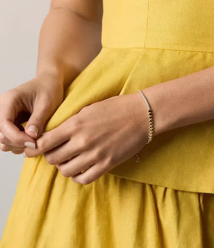 Pulsera de tenis con eslabones en forma de corazón de latón dorado Sutton Love-All Pulsera de tenis con eslabones en forma de corazón de latón dorado Sutton Love-All