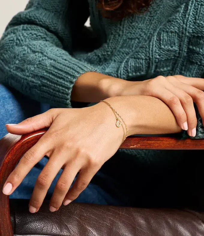 Pulsera Sutton Horseshoe de acero inoxidable dorado con múltiples vueltas