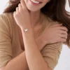 Pulsera Sutton Radiant Wings con cadena y mariposa de nácar blanco