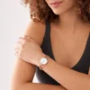 Reloj Carlie de acero inoxidable tono oro rosa con tres agujas Reloj Carlie de acero inoxidable tono oro rosa con tres agujas