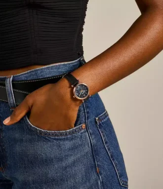 Reloj Carlie Mini de tres agujas con correa de cuero negro