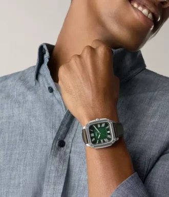 Reloj Crosby de tres agujas con correa de cuero marrón