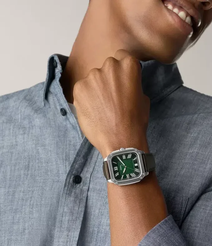 Reloj Crosby de tres agujas con correa de cuero marrón