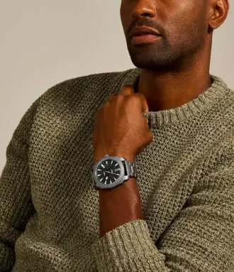 Reloj de acero inoxidable con tres agujas y fecha, acabado ahumado