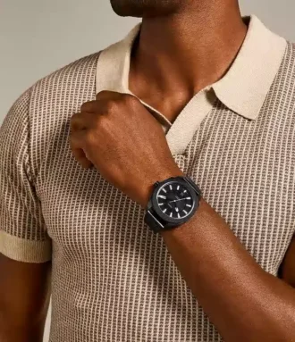 Reloj de acero inoxidable negro con tres agujas y fecha