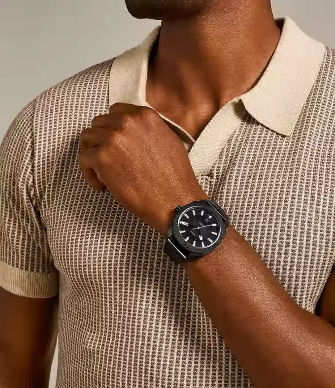 Reloj de acero inoxidable negro con tres agujas y fecha