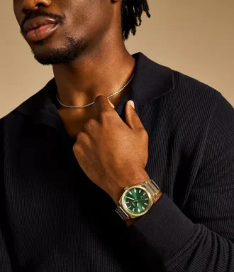 Reloj Everett de acero inoxidable dorado con tres agujas y fecha