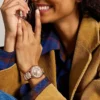 Reloj Gilmore de tres agujas con fecha, tono oro rosa y cerámica marrón Reloj Gilmore de tres agujas con fecha, tono oro rosa y cerámica marrón