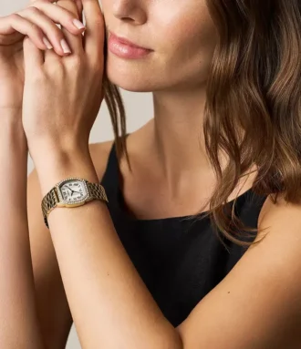 Reloj Harlow de acero inoxidable dorado con tres agujas