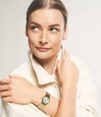 Reloj Harlow de acero inoxidable dorado con tres agujas