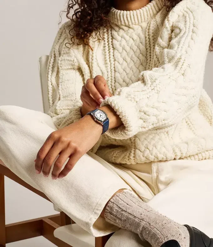 Reloj Harlow de tres agujas con correa de piel de cocodrilo azul marino