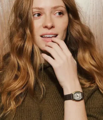 Reloj Harlow de tres agujas con correa de piel de cocodrilo marrón