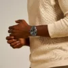 Reloj minimalista de acero inoxidable con tres agujas y acabado ahumado