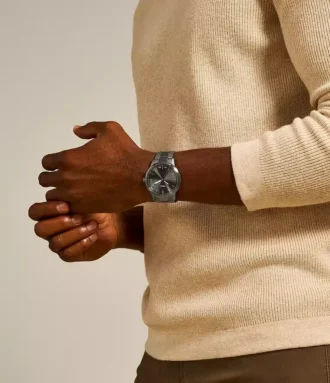 Reloj minimalista de acero inoxidable con tres agujas y acabado ahumado