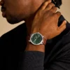 Reloj minimalista de tres agujas con correa de cuero marrón